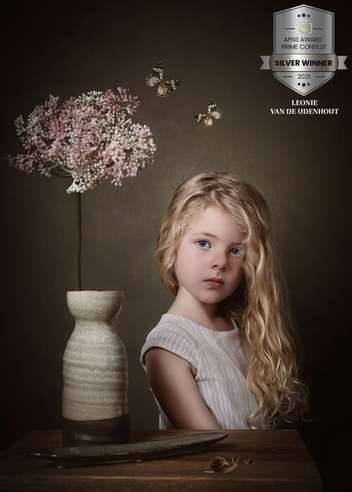 In 2017 begon Leonie van den Udenhout met de Fotovakopleiding van BeeldCentrum en richtte ze haar eigen fotografiebedrijf op. Ze specialiseerde zich in zwangerschaps-, newborn, kinderfotografie en fine art fotografie waar ze later verschillende awards mee won.
